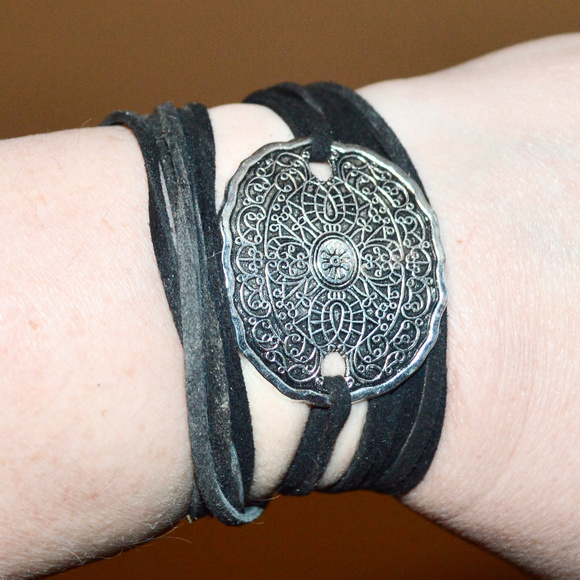 ♥️🌹💘 3 for 20/ Tie Wrap Silver Bracelet Cuff Yoga Boho Faux Leather - Picture 3 of 8